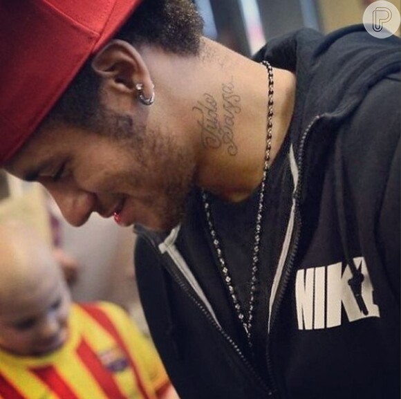 Neymar tem escrito 'Tudo Passa' no pescoço