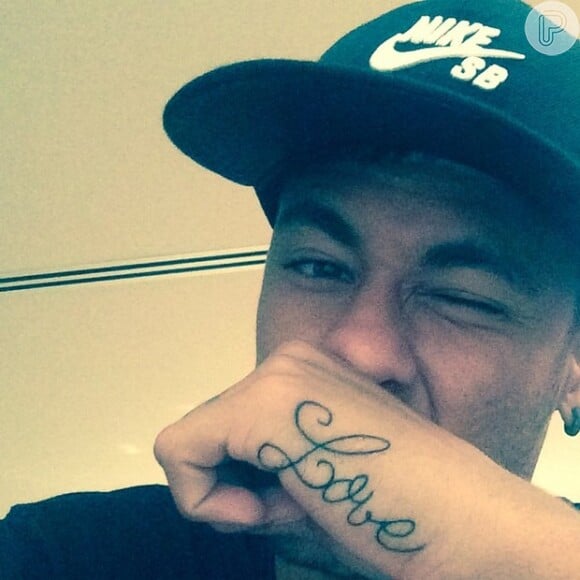 Na mão, Neymar tem a palavra Amor escrita em inglês