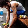 Com o braço quase fechado, Neymar tem várias tatuagens