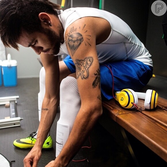 Com o braço quase fechado, Neymar tem várias tatuagens