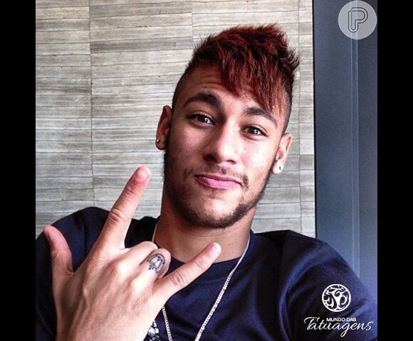 Neymar também tem uma tatuagem no dedo