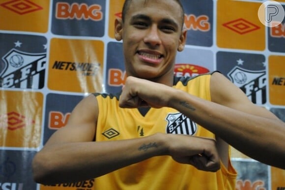 Neymar escreveu o nome da irmã, Rafaella, e da mãe, Nadine, nos punhos