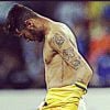 Neymar mostrou a tatuagem que tem nas costelas durante jogo do Brasil, nesta terça-feira, 14 de outubro de 2014