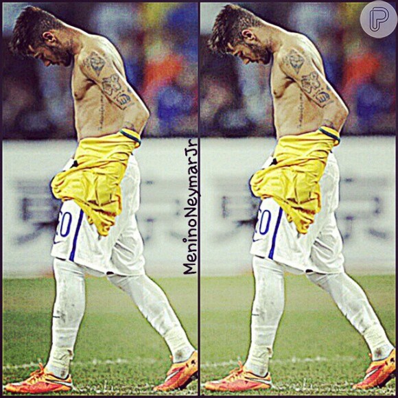 Neymar mostrou a tatuagem que tem nas costelas durante jogo do Brasil, nesta terça-feira, 14 de outubro de 2014