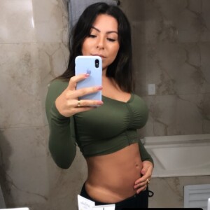 Mulher de Thammy Miranda mostrou barriga de gravidez quando tinha 5 meses de gestação  nesta sexta-feira, dia 23 de agosto de 2019