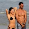 Isis Valverde foi flagrada pela primeira vez com o namorado, Uriel del Toro, durante uma tarde de praia