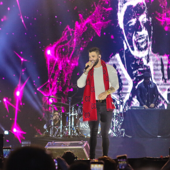 Mulher de Gusttavo Lima, Andressa Suita elege jaqueta personalizada para curtir show do marido neste sábado, dia 24 de agosto de 2019