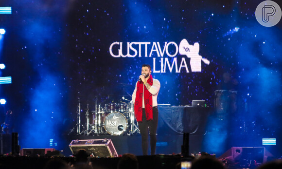Mulher de Gusttavo Lima, Andressa Suita usa sapato com logo para curtir show do marido neste sábado, dia 24 de agosto de 2019