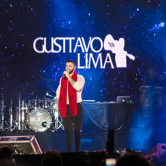 Mulher de Gusttavo Lima, Andressa Suita usa sapato com logo para curtir show do marido neste sábado, dia 24 de agosto de 2019