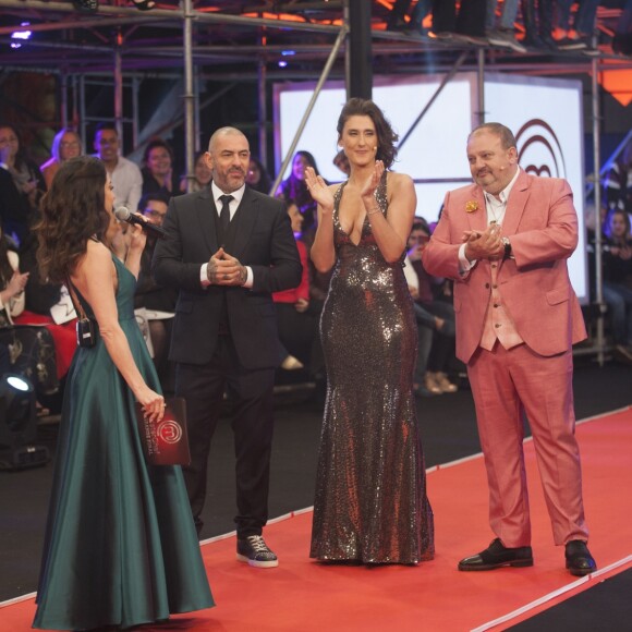 Final do Masterchef 2019: Paola Carosella, Henrique Fogaça, Erick Jacquin e a apresentadora Ana Paula Padrão elegeram looks elegantes para a noite de gala