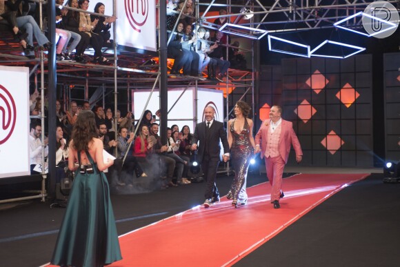 Final do Masterchef 2019: brilho e decote do vestido de Paola Carosella foram alvo de elogios nas redes sociais