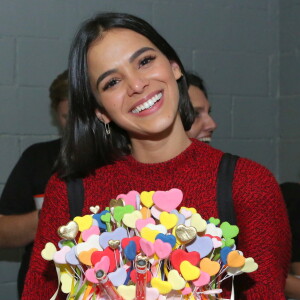 Bruna Marquezine, além de ir ao show no Rio de Janeiro - onde ganhou bolo de aniversário -, assistiu Sandy e Junior em São Paulo