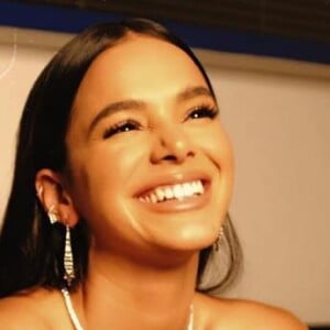 Bruna Marquezine usa cabelo com trança em show e reage diante de apelido dado por amiga. Veja vídeo postado no domingo, dia 25 de agosto de 2019