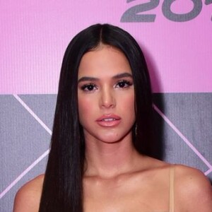 Bruna Marquezine, por estar com o cabelo comprido, fez tranças nele