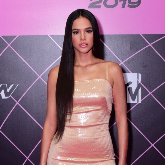 Bruna Marquezine, por estar com o cabelo comprido, fez tranças nele