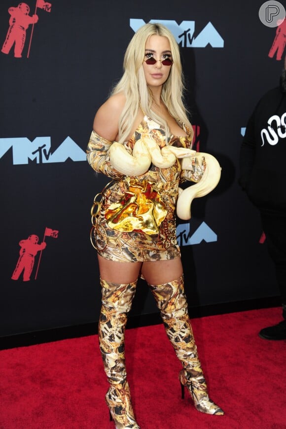 A influencer Tana Mongeau usou uma cobra (fake!) para homenagear o look de performance de Britney Spears no VMAs de 2001; Britney carregada uma cobra de verdade!