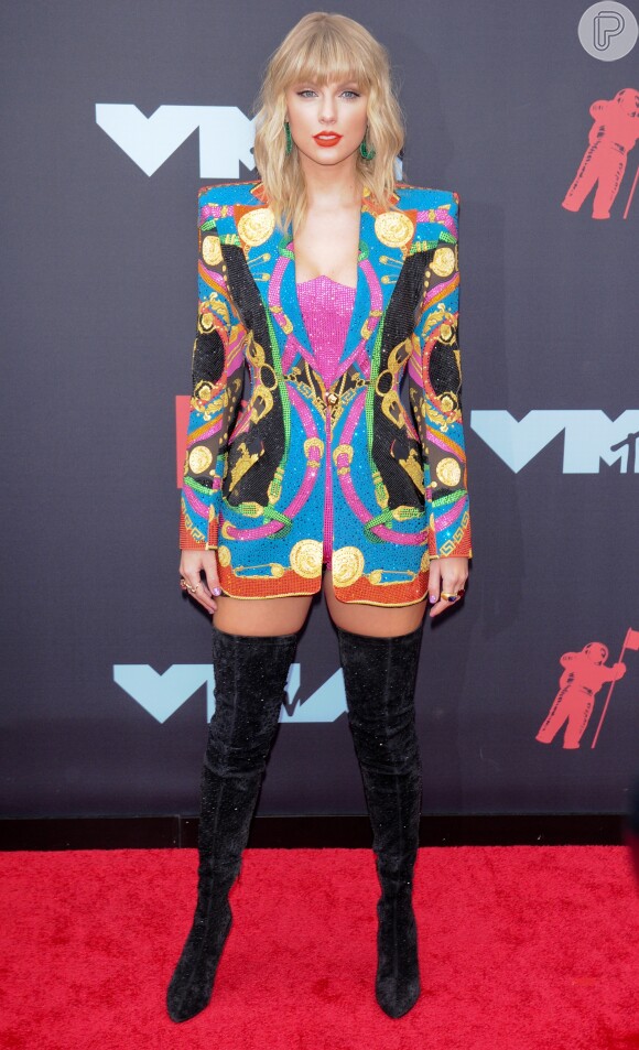 Taylor Swift apostou no blazer oversized como vestido + botas over the knee, tudo com brilho, da Versace