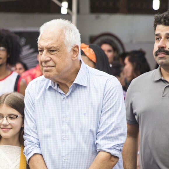 Alberto (Antônio Fagundes) pede para Paloma (Grazi Massafera) agradecer Ramon (David Junior) por ter salvado-o na novela 'Bom Sucesso'