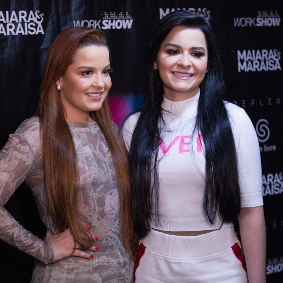 Maiara e Maraísa exibiram o visual mais magro, após perderem 18 kg juntas, em bastidor de show