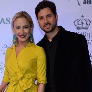 Claudia Leitte mostra o marido, Márcio Pedreira, com a filha, Bela, no colo em foto postada nesta quinta-feira, dia 29 de agosto de 2019