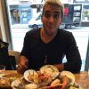 André Marques come frutos do mar durante viagem pela Holanda, em 15 de outubro de 2014