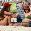 Agatha Moreira aposta em chapéu de animal print para dia de praia com amiga