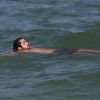 Rodrigo Simas toma banho de mar em praia