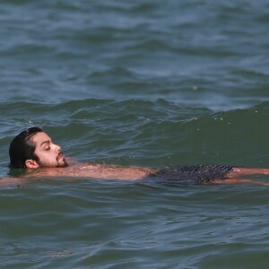 Rodrigo Simas toma banho de mar em praia
