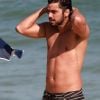 Rodrigo Simas curte dia de praia no Rio