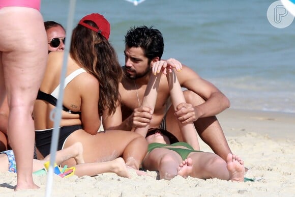 Agatha Moreira e Rodrigo Simas conversam e namoram em dia de praia no Rio