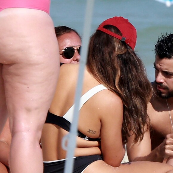 Agatha Moreira e Rodrigo Simas conversam e namoram em dia de praia no Rio