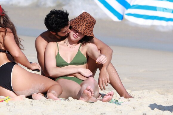 Agatha Moreira e Rodrigo Simas trocam carinho em praia