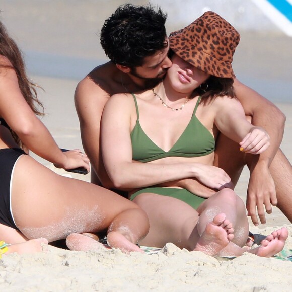 Agatha Moreira e Rodrigo Simas trocam carinho em praia