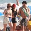 Agatha Moreira e Rodrigo Simas deixam praia com amiga