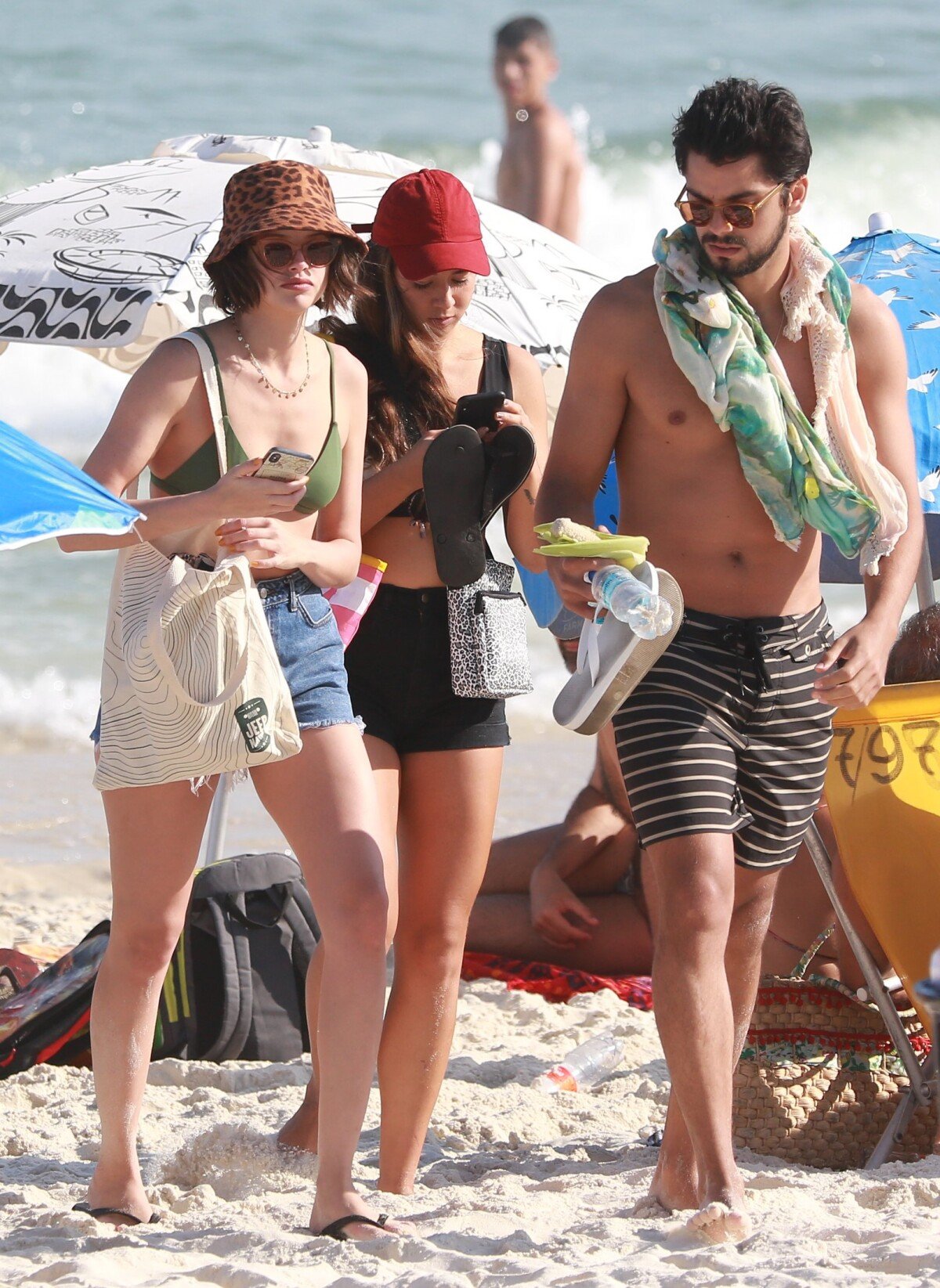 Foto Agatha Moreira E Rodrigo Simas Deixam Praia Com Amiga Purepeople