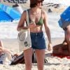 Agatha Moreira usa short jeans para deixar praia do Rio