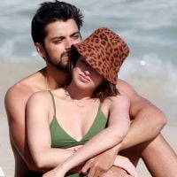 Agatha Moreira e Rodrigo Simas trocam carinhos em dia de praia no Rio com amigos