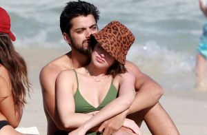 Agatha Moreira e Rodrigo Simas trocam carinhos em dia de praia no Rio com amigos