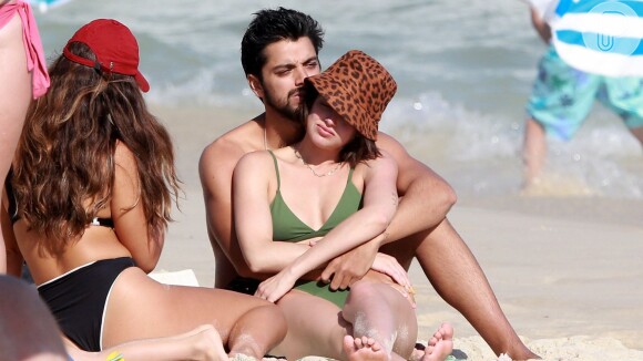Agatha Moreira e Rodrigo Simas namoram em praia da Barra da Tijuca, no Rio de Janeiro, em 31 de agosto de 2019