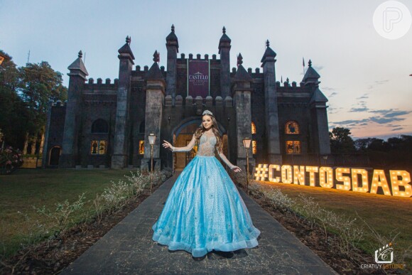 Bela Fernandes, atriz da novela 'As Aventuras de Poliana', usou três vestidos e recebeu 300 convidados em sua festa de aniversário de 15 anos em castelo