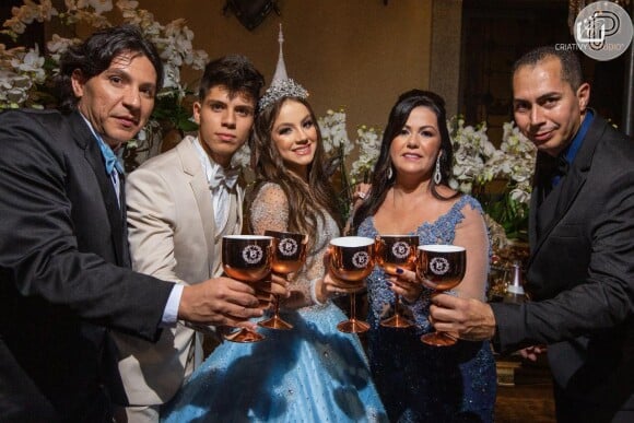 Bela Fernandes, atriz da novela 'As Aventuras de Poliana', usou três vestidos que somaram mais de 170 mil cristais em sua festa de aniversário de 15 anos em castelo de São Paulo, neste sábado, 31 de agosto de 2019