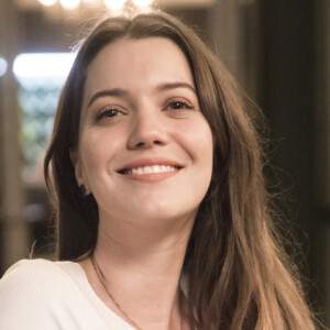 Nos próximos capítulos da novela 'A Dona do Pedaço', Fabiana (Nathalia Dill) surra Josiane (Agatha Moreira) e ironiza a vilã: 'Sabe, lá no convento, eu sempre fiz educação física. Meu corpo está em forma'