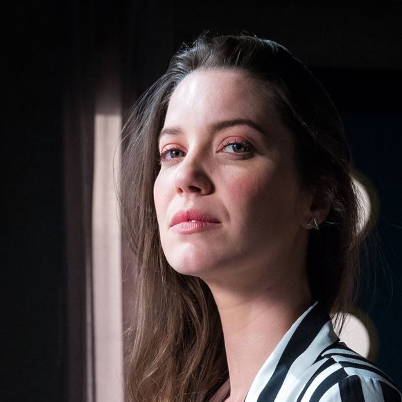 Nos próximos capítulos da novela 'A Dona do Pedaço', Fabiana (Nathalia Dill) ameaça Josiane (Agatha Moreira) de lhe entregar pela morte de Jardel (Duio Botta)