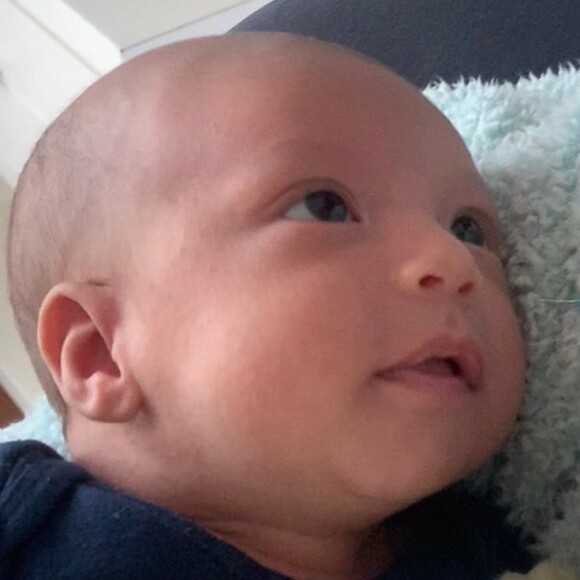 Joaquim apareceu de olhos abertos em nova foto postada por Camilla Camargo