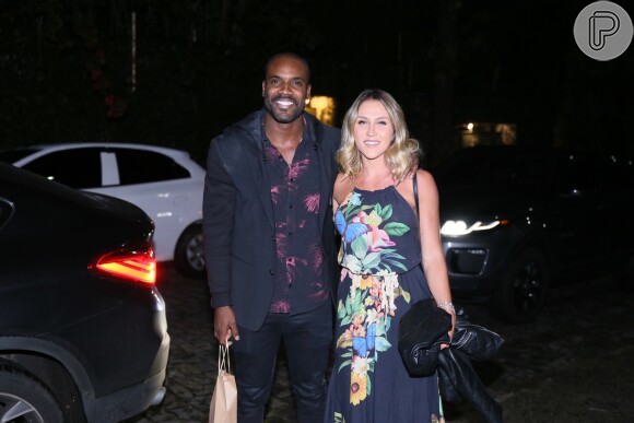 Rafael Zulu vai acompanhado de Aline Becker à festa de 48 anos de Luciano Huck, realizada em mansão do apresentador do 'Caldeirão', no Rio de Janeiro, nesta terça-feira, 03 de setembro de 2019