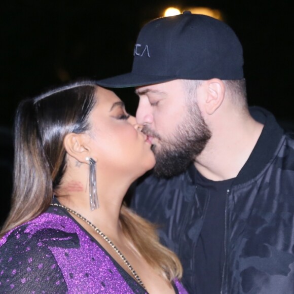 Preta Gil troca beijos com o marido, Rodrigo Godoy, em festa de Luciano Huck