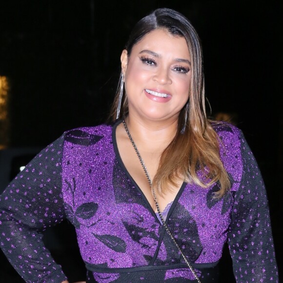 Preta Gil aposta em look plissado para festa de Luciano Huck