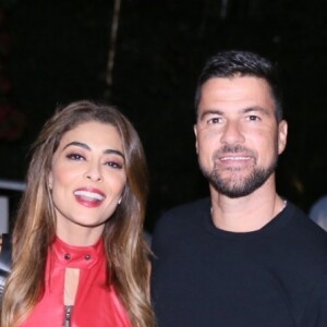 Juliana Paes rouba a cena de vestido de couro vermelho em festa de Luciano Huck