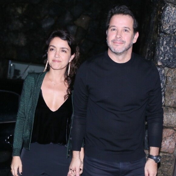 Murilo Benício faz primeira aparição com a nova namorada, a autora Manuela Dias, em festa de Luciano Huck