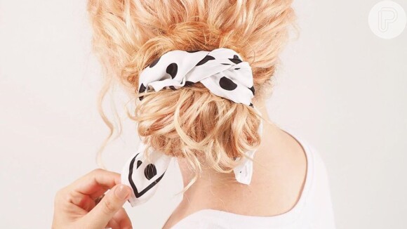 Cabelo cacheado: blogueira australiana ensina 3 tipos de penteados com lenço!